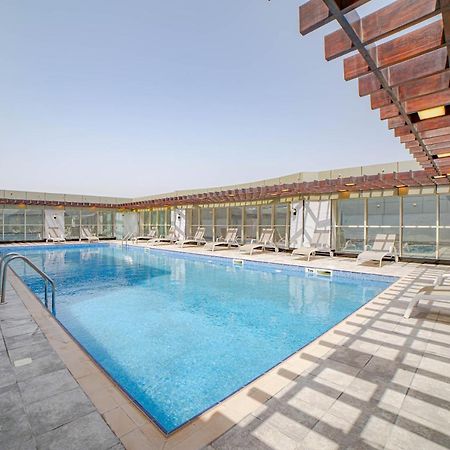 Platinum Coast Hotel Apartments ฟูไจราห์ ภายนอก รูปภาพ Swimming pool at the hotel