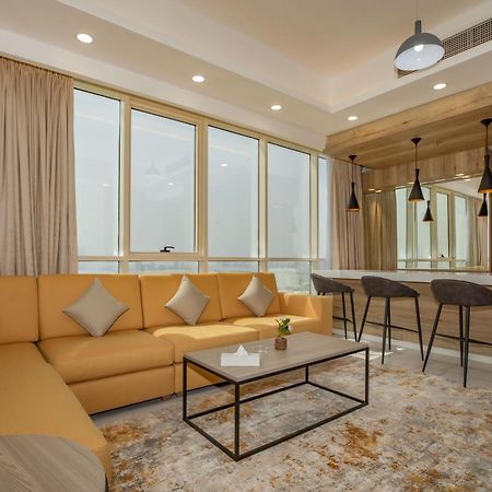 Platinum Coast Hotel Apartments ฟูไจราห์ ห้อง รูปภาพ A living room in a suite at the hotel