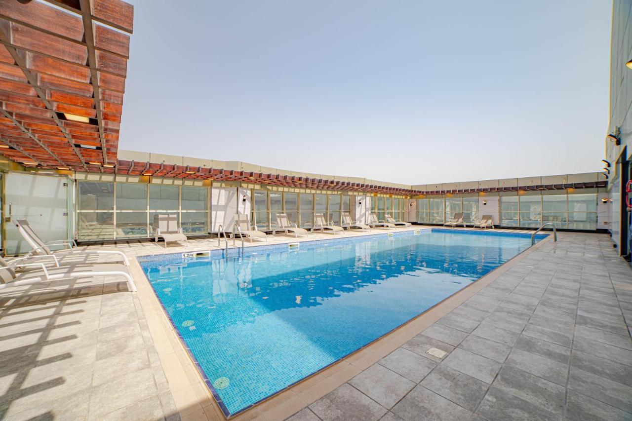 Platinum Coast Hotel Apartments ฟูไจราห์ ภายนอก รูปภาพ The swimming pool at the hotel