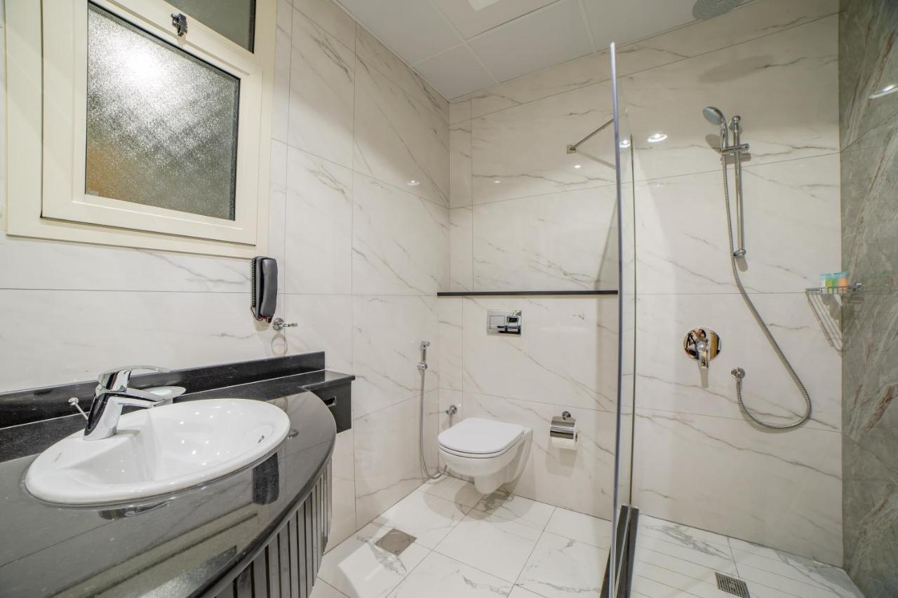 Platinum Coast Hotel Apartments ฟูไจราห์ ภายนอก รูปภาพ Bathroom with shower