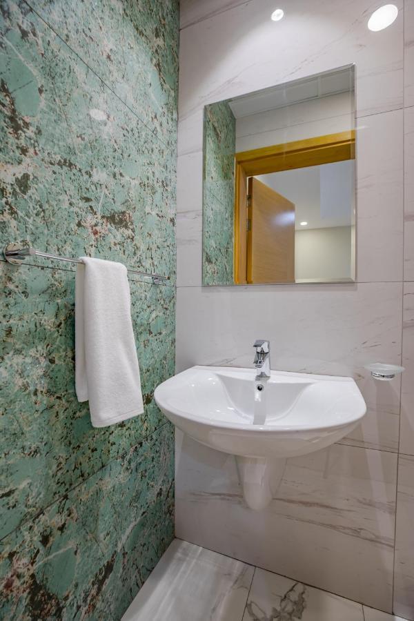 Platinum Coast Hotel Apartments ฟูไจราห์ ภายนอก รูปภาพ Bathroom