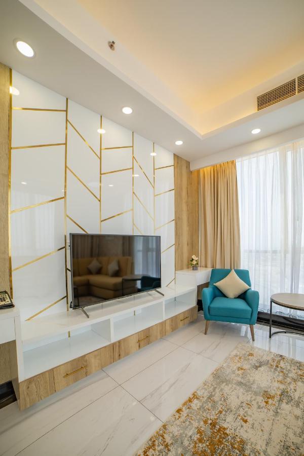 Platinum Coast Hotel Apartments ฟูไจราห์ ภายนอก รูปภาพ A television set