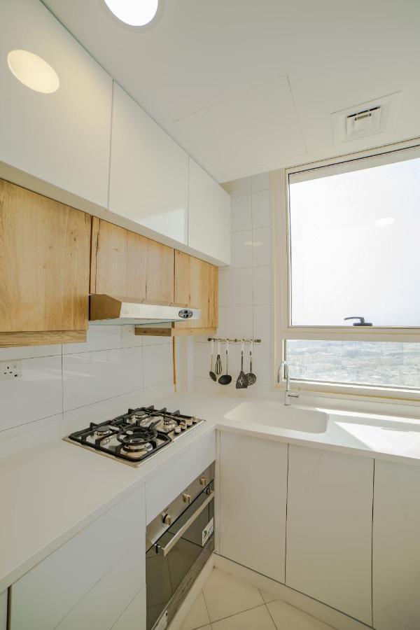 Platinum Coast Hotel Apartments ฟูไจราห์ ภายนอก รูปภาพ A modern kitchen