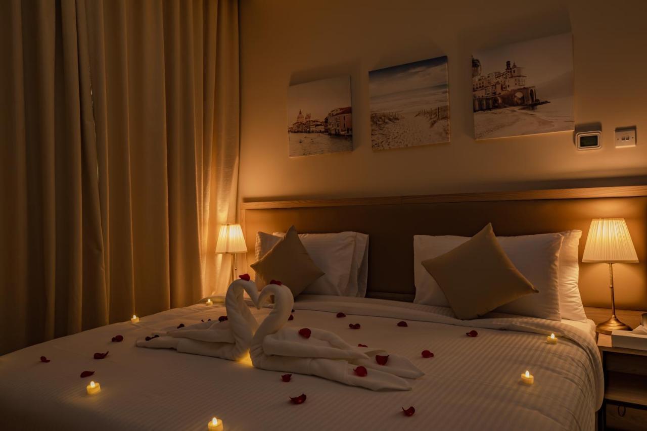 Platinum Coast Hotel Apartments ฟูไจราห์ ภายนอก รูปภาพ A bedroom at the hotel