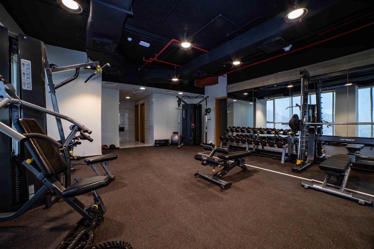 Platinum Coast Hotel Apartments ฟูไจราห์ ภายนอก รูปภาพ The gym at the 100000 sq ft (9,300 sq m) headquarters of the company in Hyderabad, India