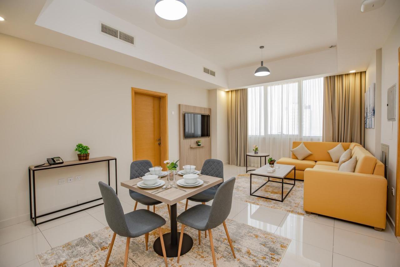 Platinum Coast Hotel Apartments ฟูไจราห์ ห้อง รูปภาพ A living room in a serviced apartment in Dubai