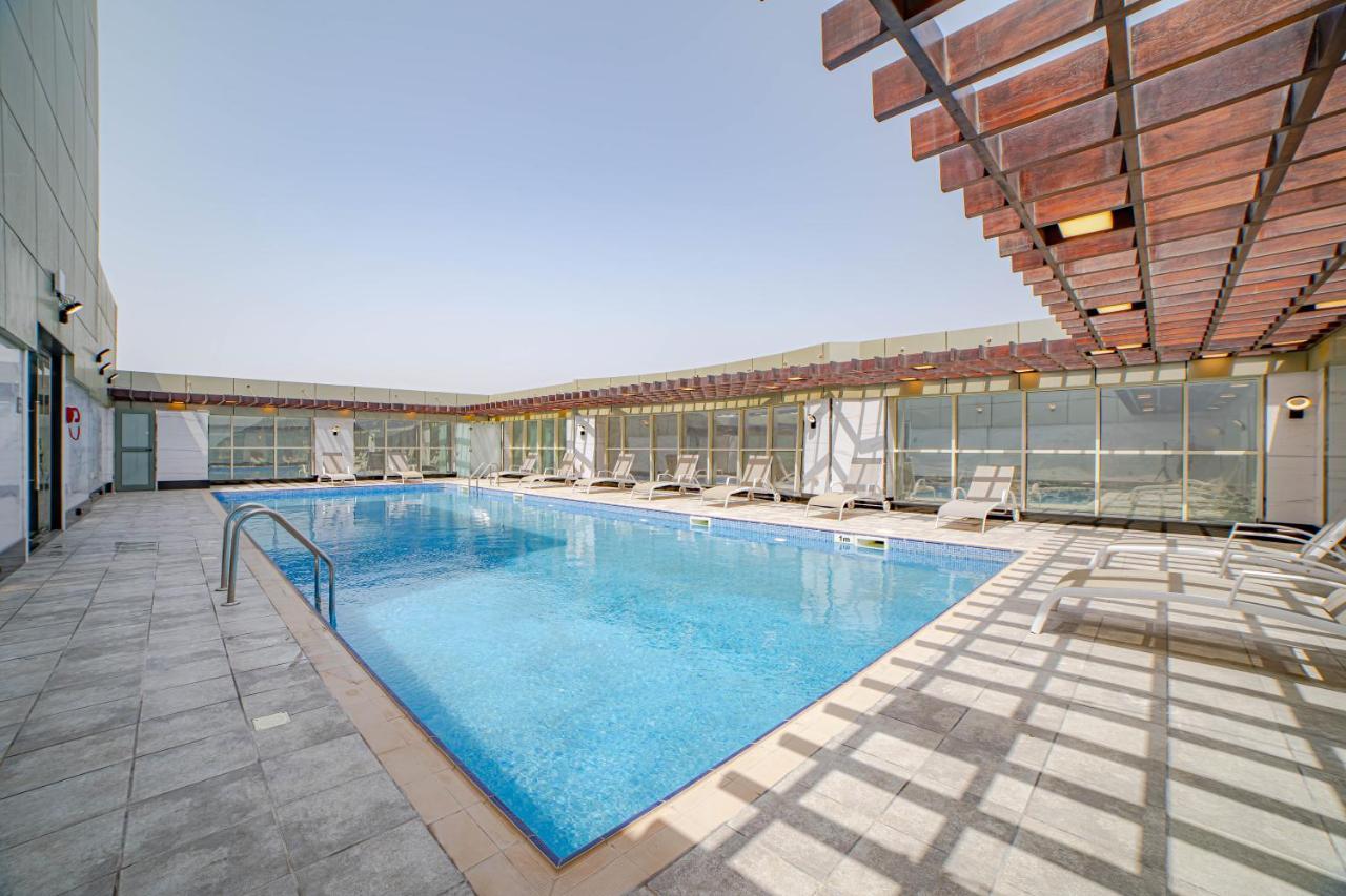 Platinum Coast Hotel Apartments ฟูไจราห์ ภายนอก รูปภาพ Swimming pool at the hotel