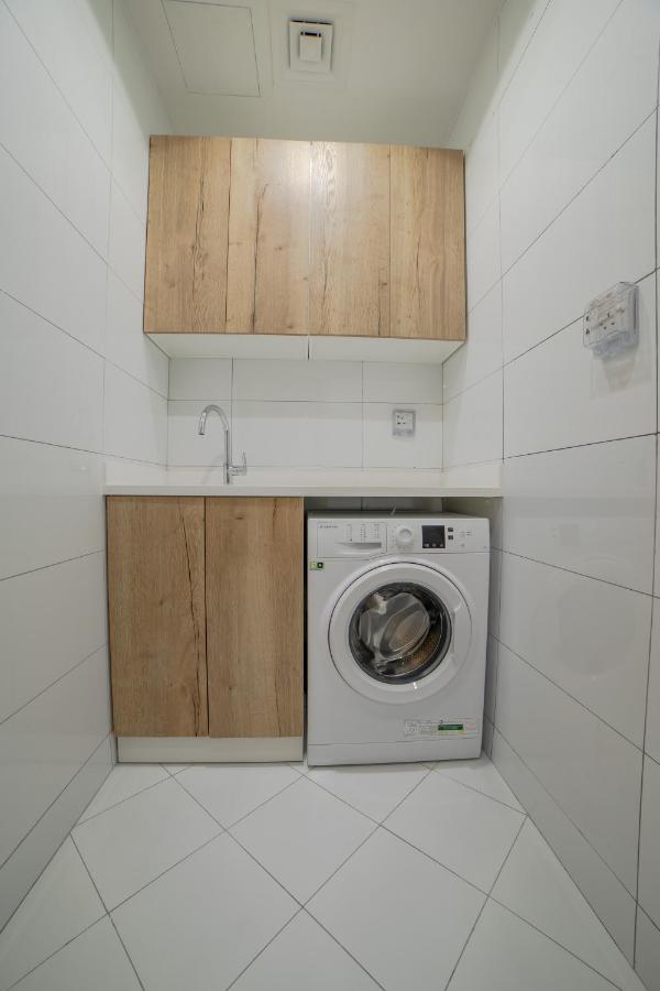 Platinum Coast Hotel Apartments ฟูไจราห์ ภายนอก รูปภาพ A washing machine in a laundry room