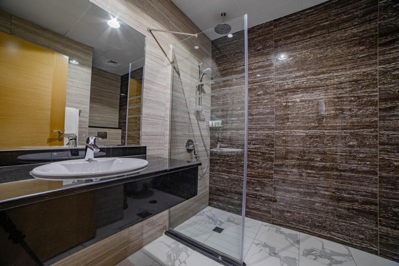 Platinum Coast Hotel Apartments ฟูไจราห์ ห้อง รูปภาพ A shower enclosure