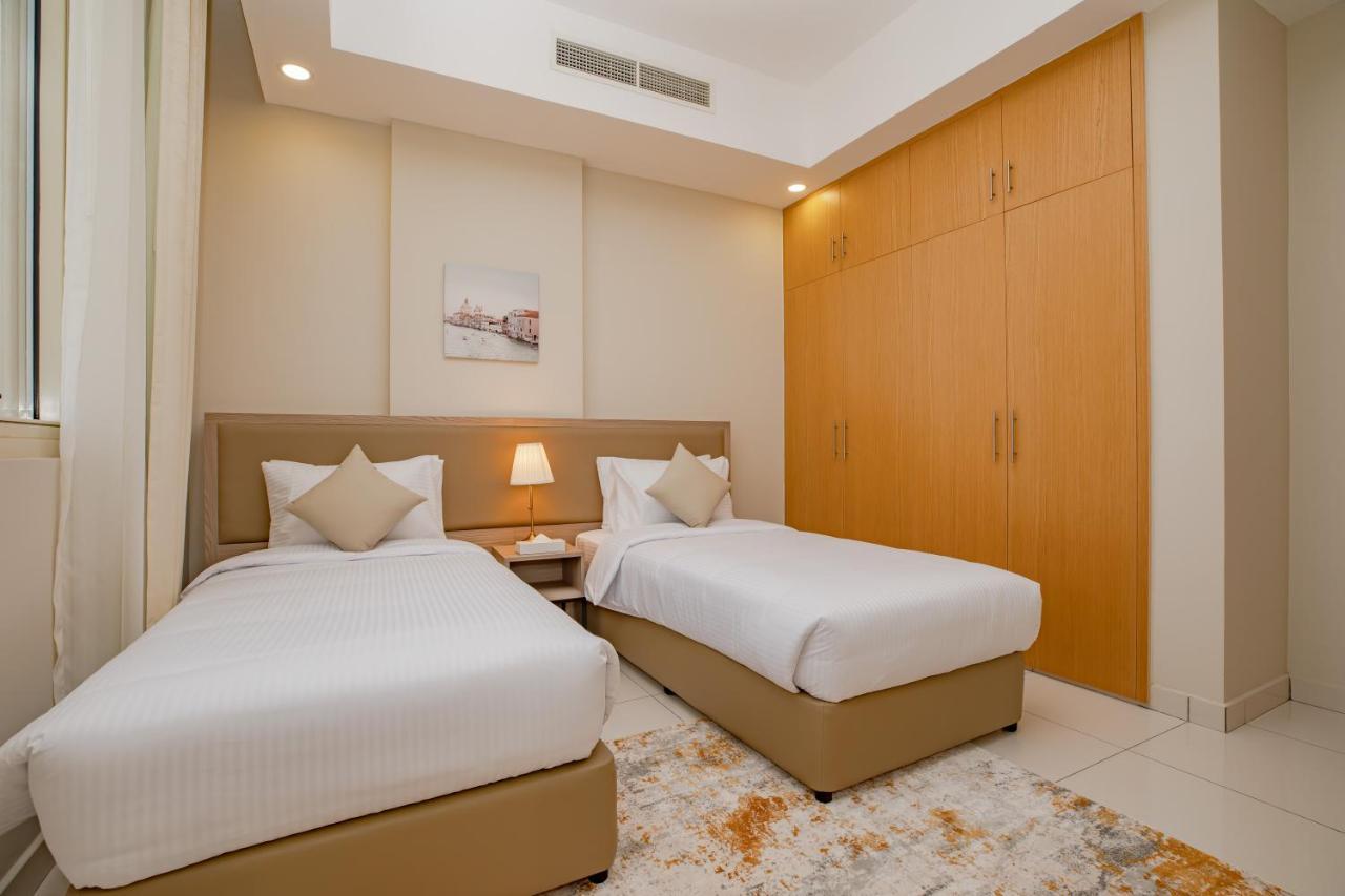 Platinum Coast Hotel Apartments ฟูไจราห์ ภายนอก รูปภาพ A bedroom with two single beds