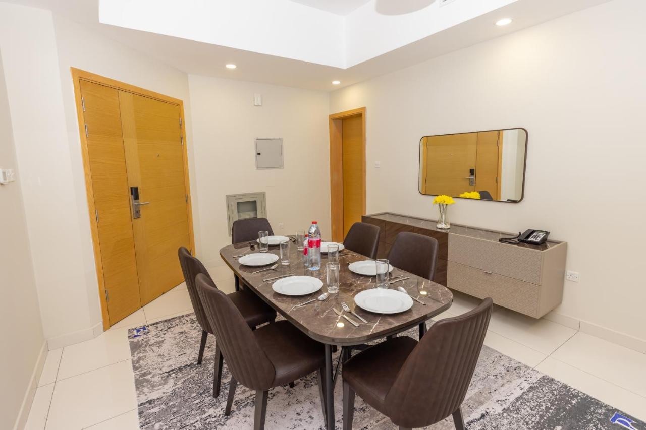 Platinum Coast Hotel Apartments ฟูไจราห์ ภายนอก รูปภาพ A dining room