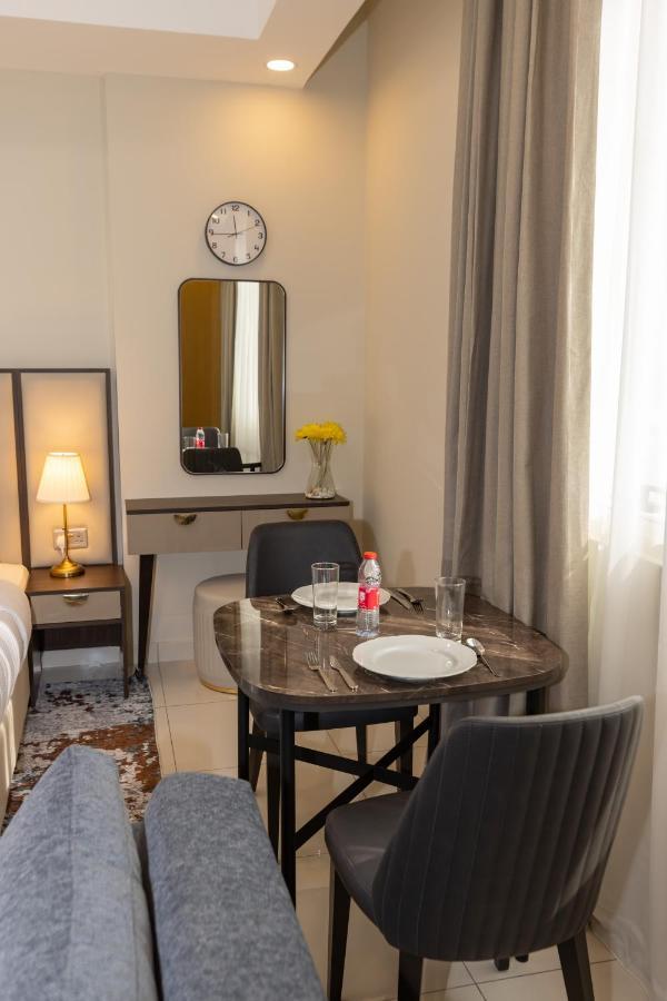 Platinum Coast Hotel Apartments ฟูไจราห์ ภายนอก รูปภาพ A room at the hotel