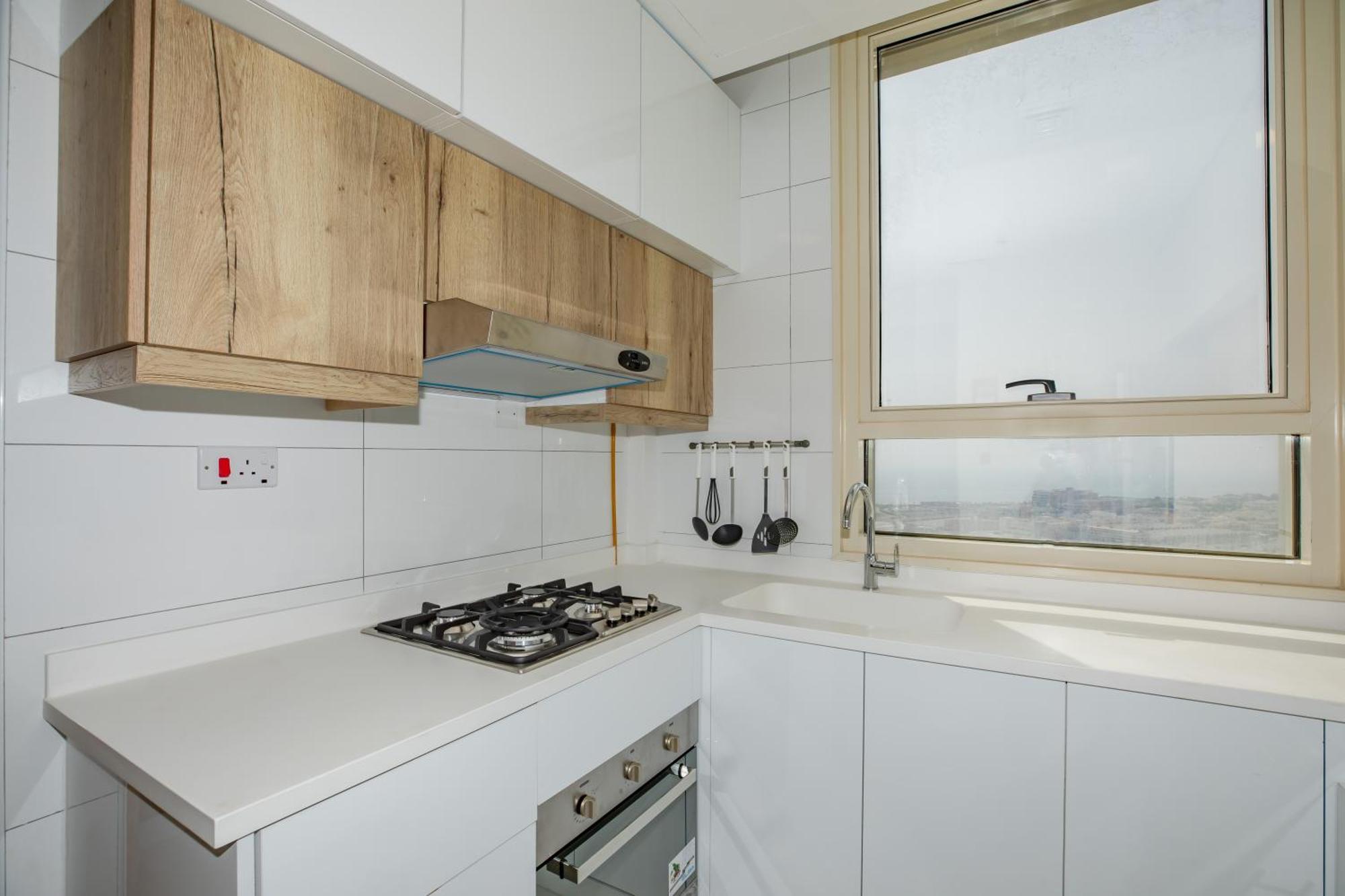 Platinum Coast Hotel Apartments ฟูไจราห์ ห้อง รูปภาพ A modern kitchen