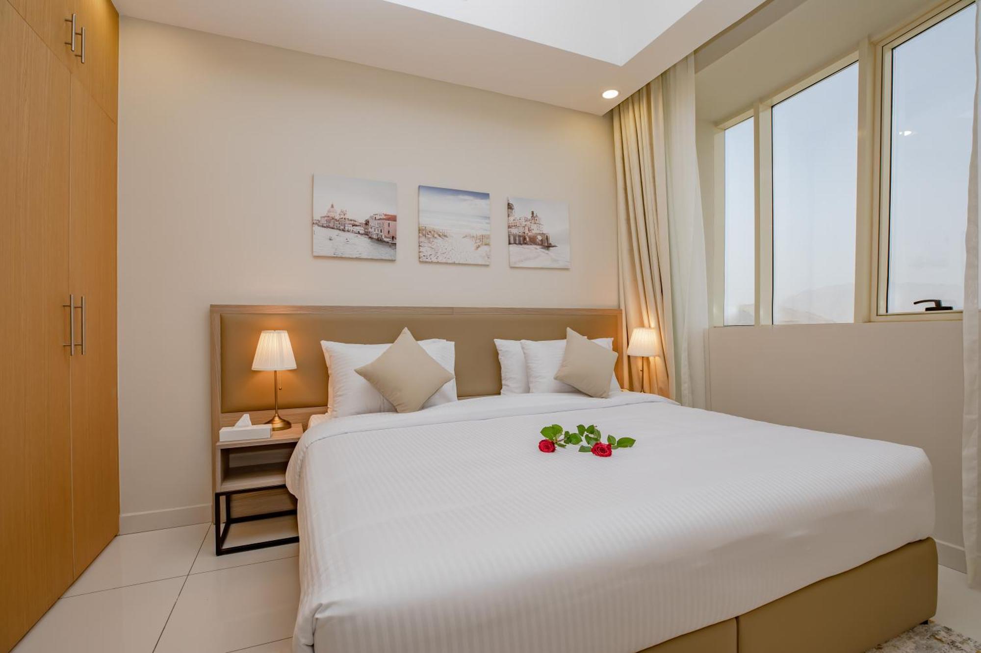 Platinum Coast Hotel Apartments ฟูไจราห์ ห้อง รูปภาพ A bedroom in a hotel