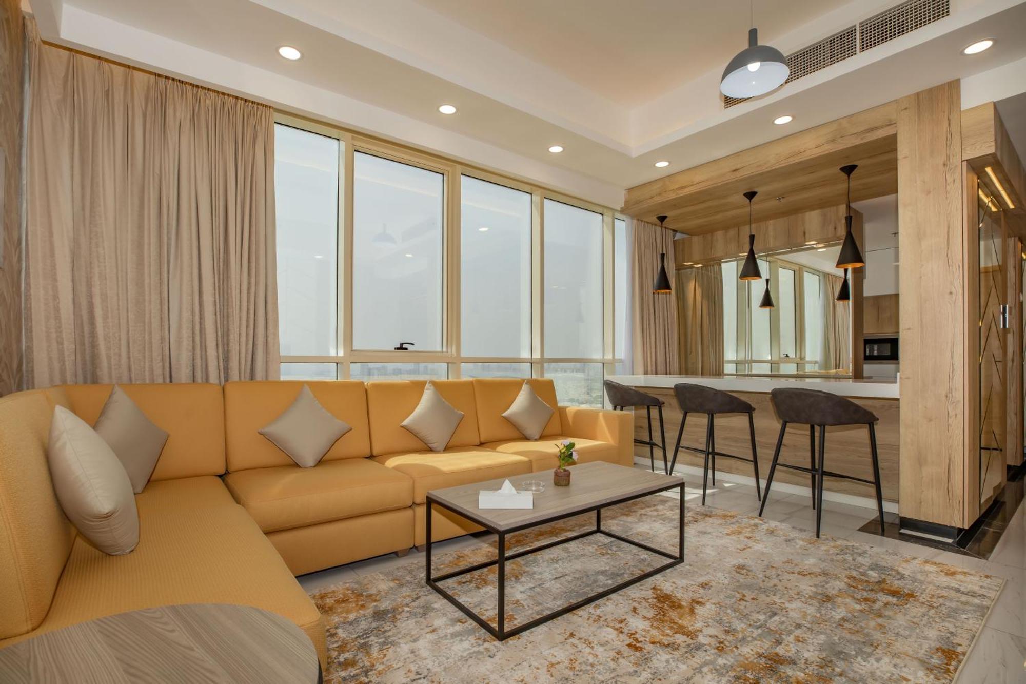 Platinum Coast Hotel Apartments ฟูไจราห์ ห้อง รูปภาพ A living room in a suite at the hotel